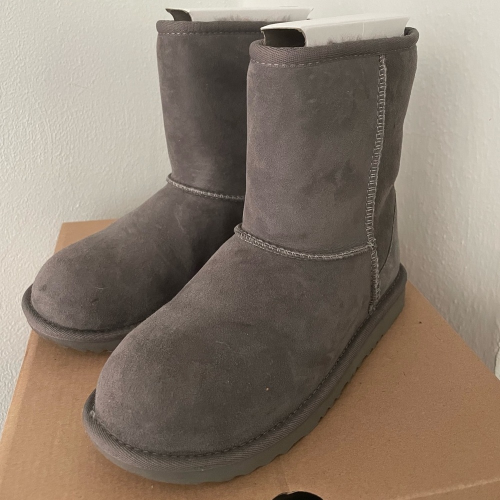 Authentic, BNWT, Never Worn Kids’ Classic II Ugg Boots in Gray, Big Girls Sz 4
